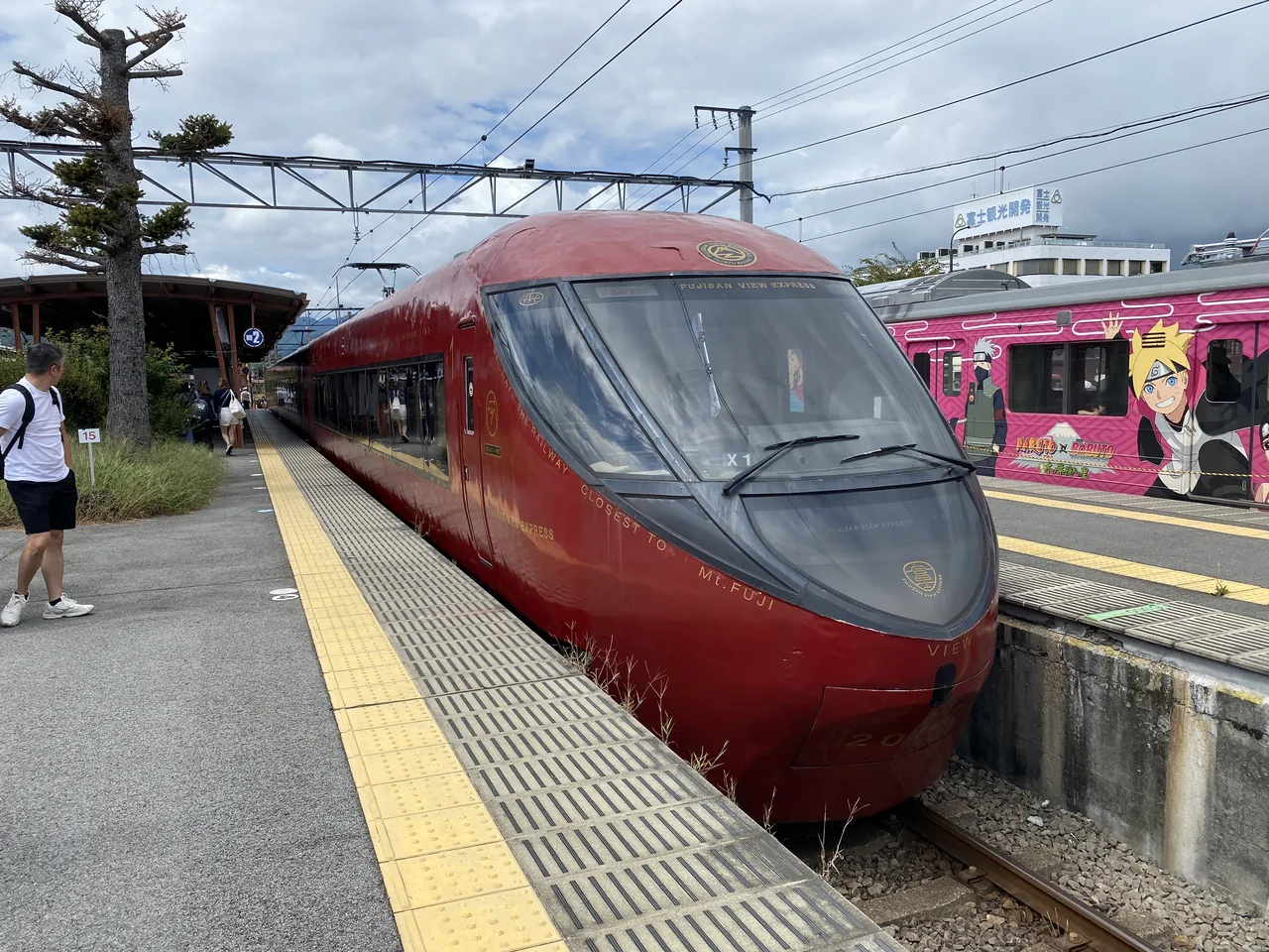 The red Fujisan View Express train at Kawaguchiko Station