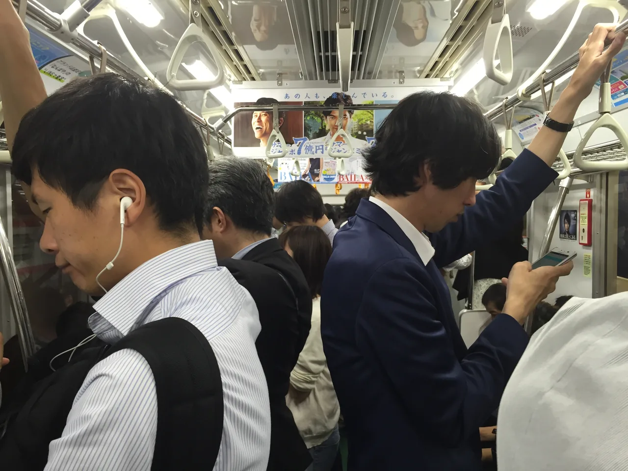 深夜安靜搭乘東京電車的乘客 深夜安靜搭乘東京電車的乘客