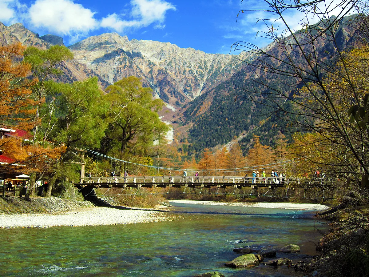 Autumn colour at Kappa Bridge over the Azusa River in Kamikochi in the Japan Alps