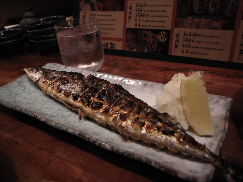A whole salt-grilled sanma (Pacific saury) served with grated daikon and lemon