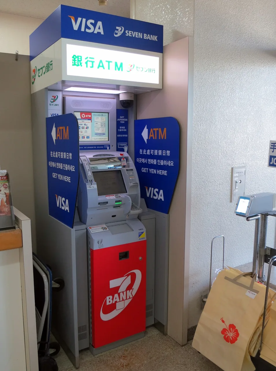 日本 7-11 便利商店裡的 Seven Bank ATM