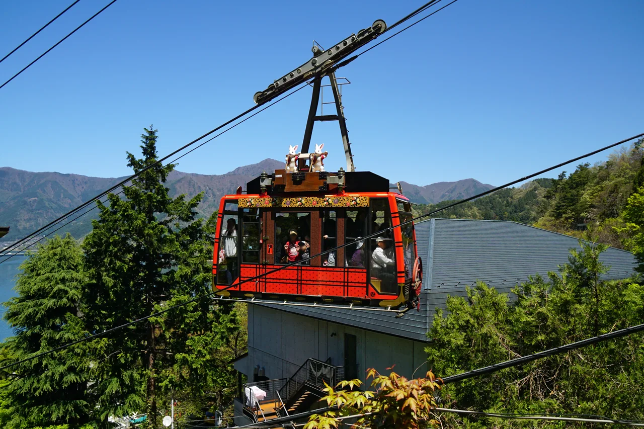 The Mt Fuji Panoramic Ropeway cable car above Lake Kawaguchi