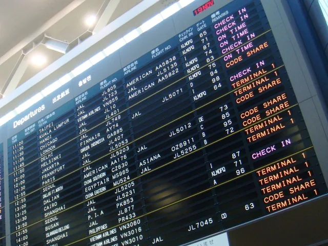 成田機場的航班資訊看板 成田機場的航班資訊看板