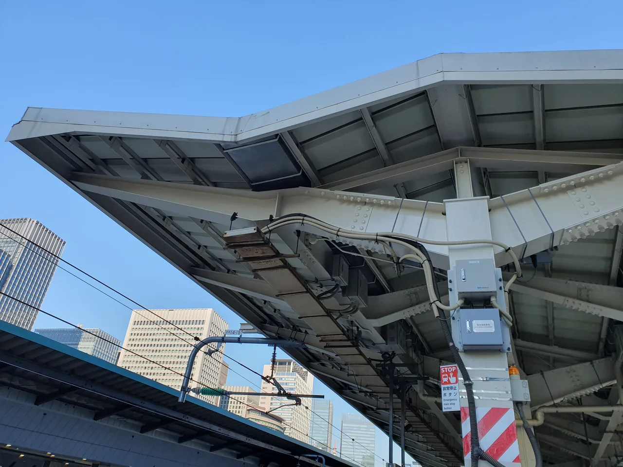 停在日本車站月台的白色新幹線 停在日本車站月台的白色新幹線
