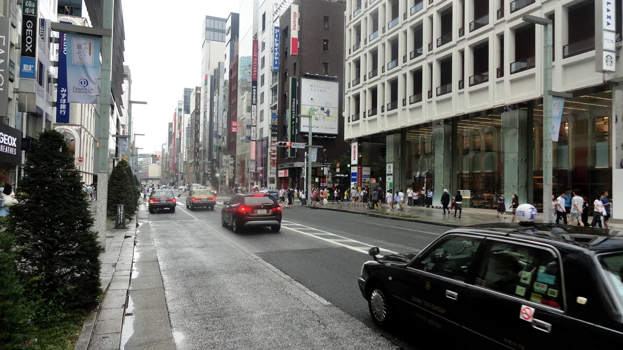 Chuo-dori avenue in Ginza, Tokyo Chuo-dori avenue in Ginza, Tokyo