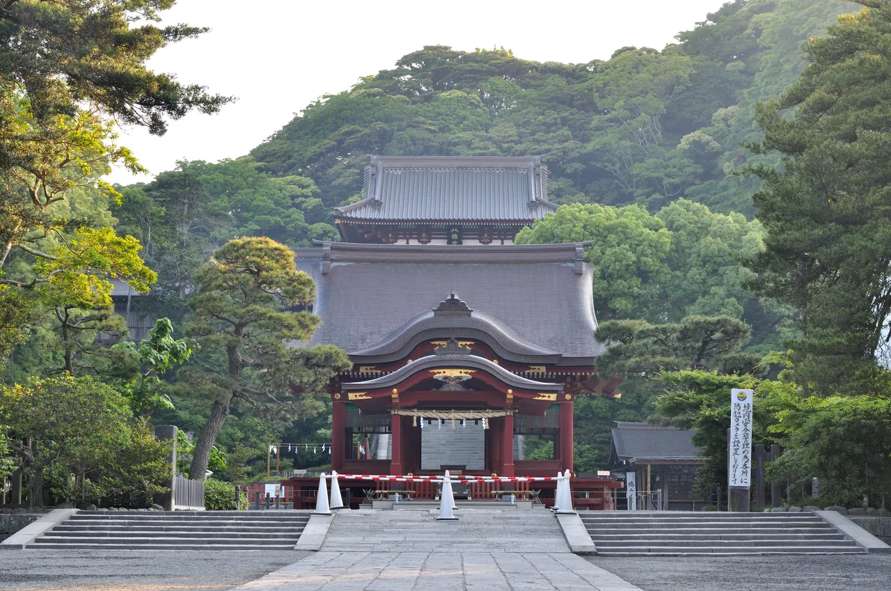 The approach to Tsurugaoka Hachimangu shrine in Kamakura