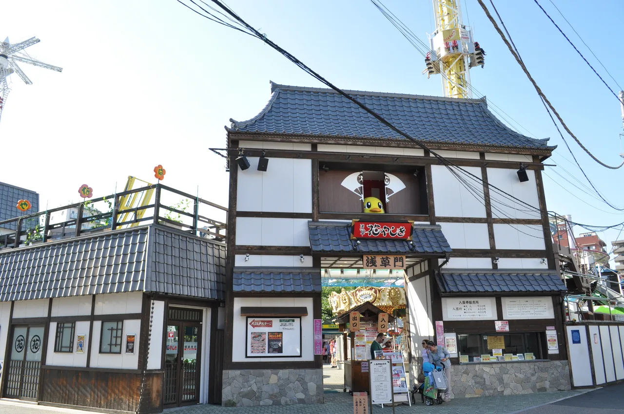 The entrance to Hanayashiki, Japan's oldest amusement park, in Asakusa The entrance to Hanayashiki, Japan's oldest amusement park, in Asakusa