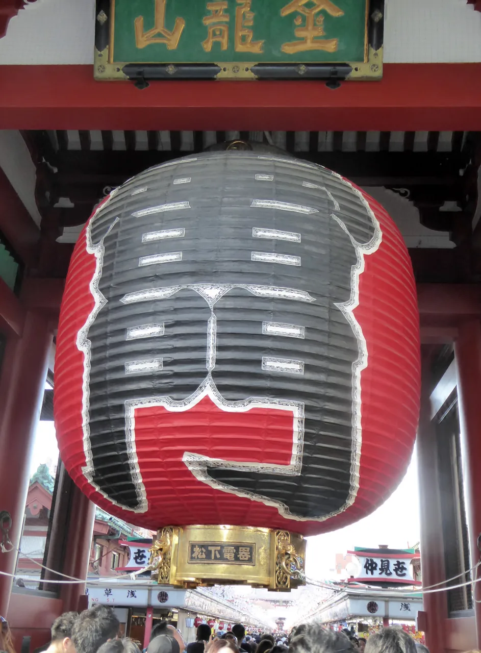 The giant red lantern at Kaminarimon Gate in Asakusa, Tokyo The giant red lantern at Kaminarimon Gate in Asakusa, Tokyo