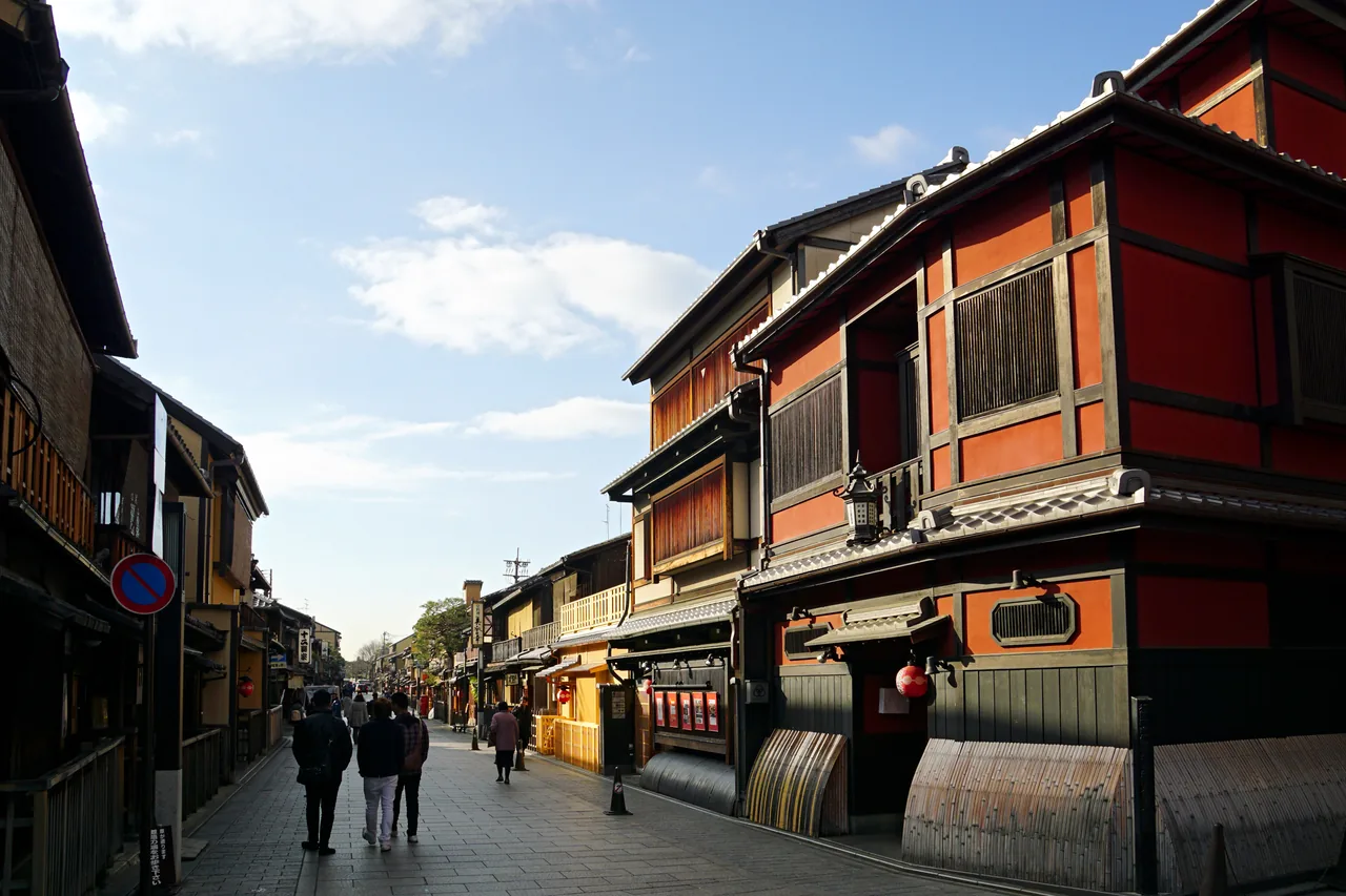 Traditional machiya teahouses along Hanamikoji street in Gion, Kyoto Traditional machiya teahouses along Hanamikoji street in Gion, Kyoto