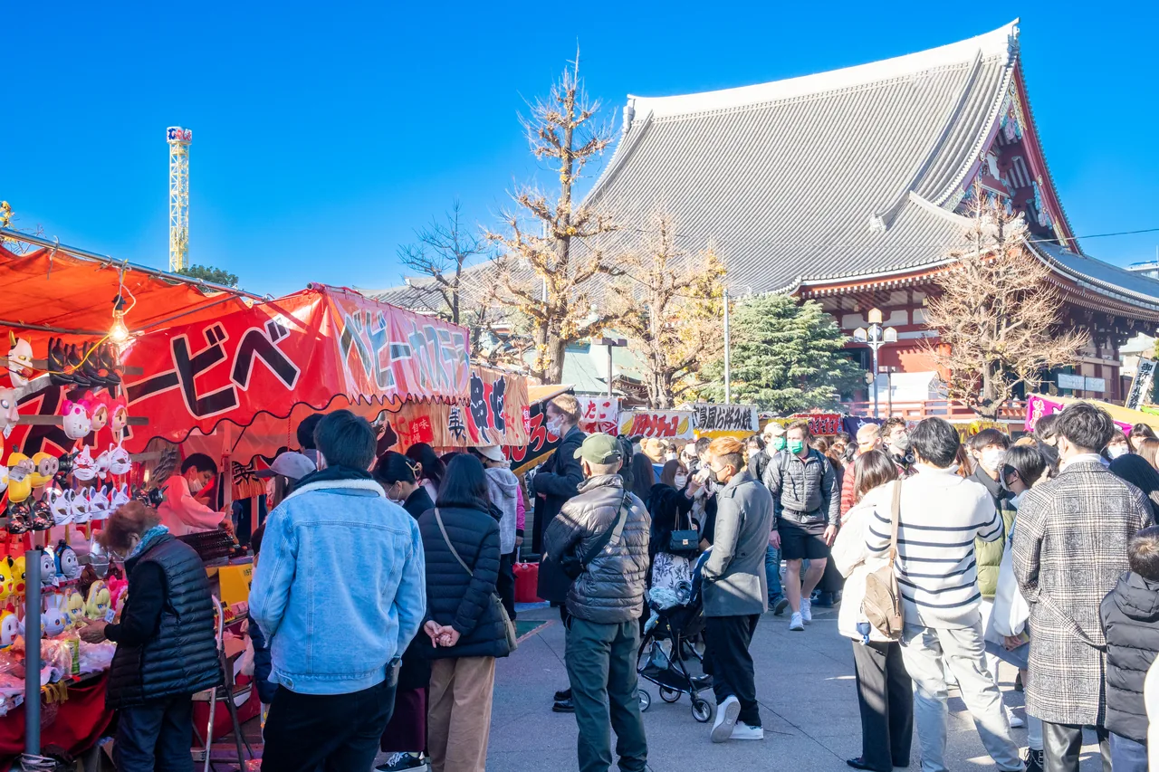 Crowds and food stalls in front of the main hall at Senso-ji temple in Tokyo at New Year
