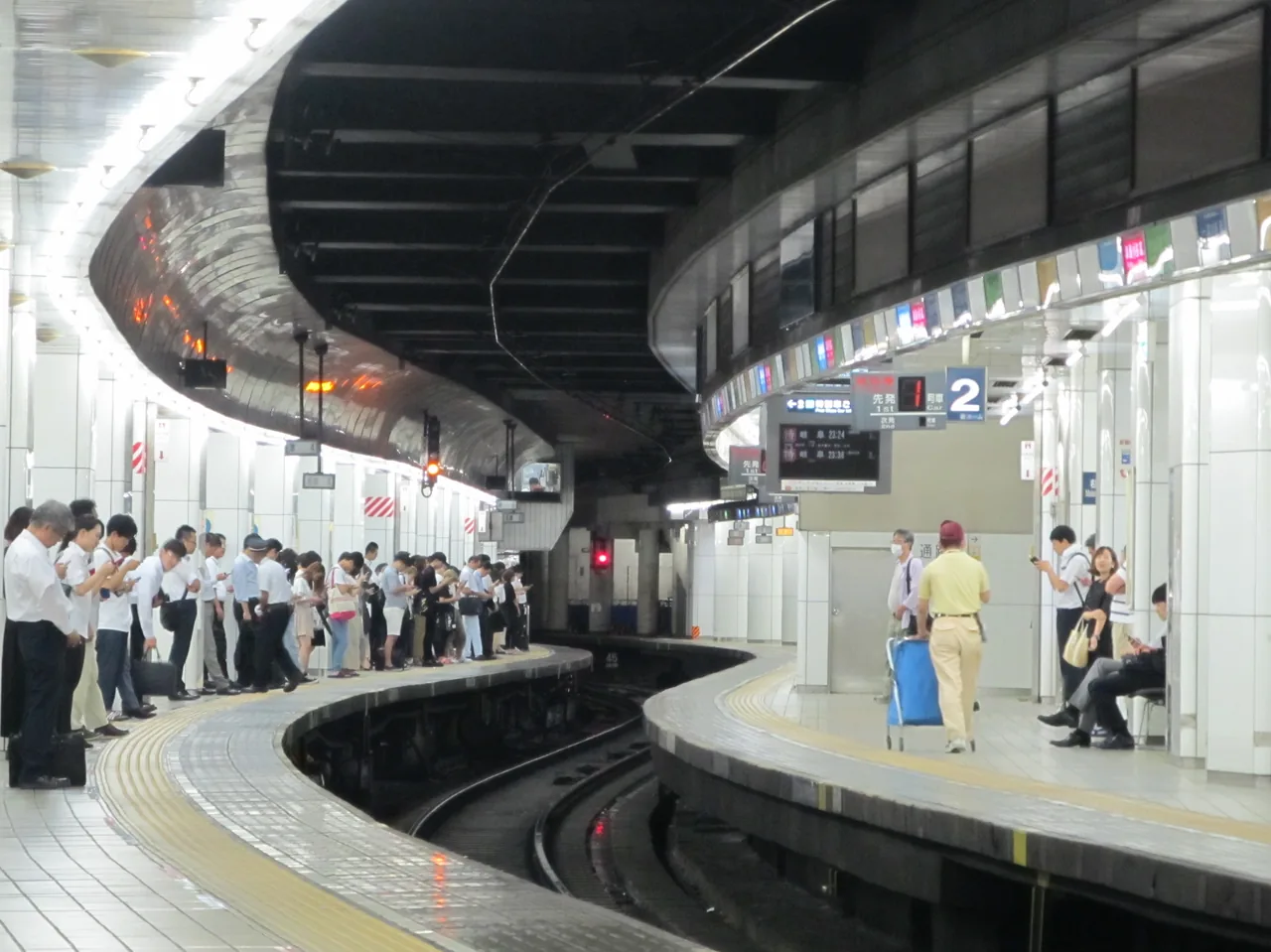 The crowded single island platform at Meitetsu Nagoya Station