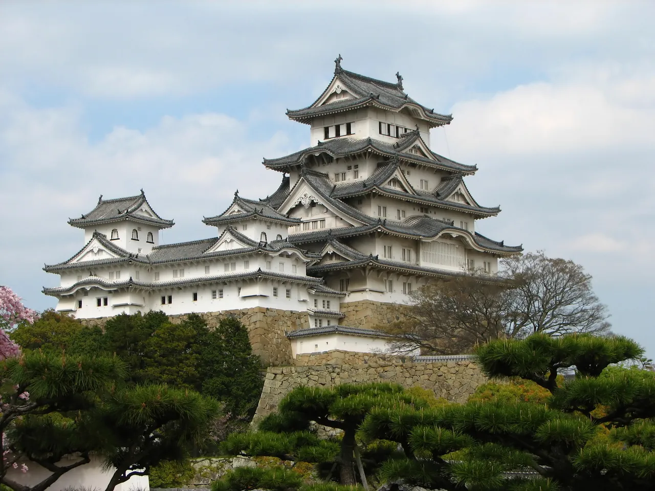 Himeji Castle, the 'White Heron Castle', an easy day trip from Osaka Himeji Castle, the 'White Heron Castle', an easy day trip from Osaka