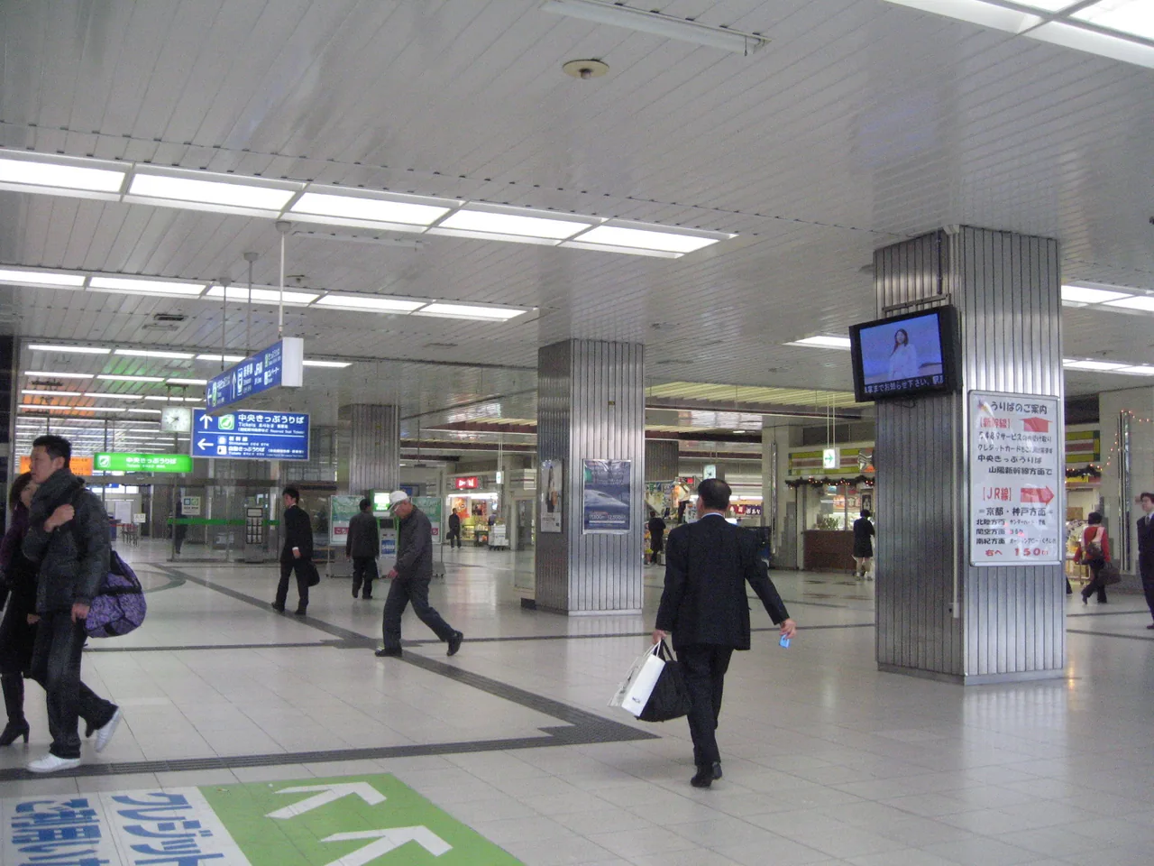 The concourse of Shin-Osaka Station, the Shinkansen gateway to the city The concourse of Shin-Osaka Station, the Shinkansen gateway to the city