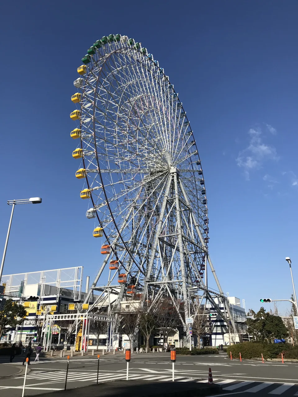 The Tempozan Giant Ferris Wheel beside Osaka Aquarium Kaiyukan in the Bay Area The Tempozan Giant Ferris Wheel beside Osaka Aquarium Kaiyukan in the Bay Area