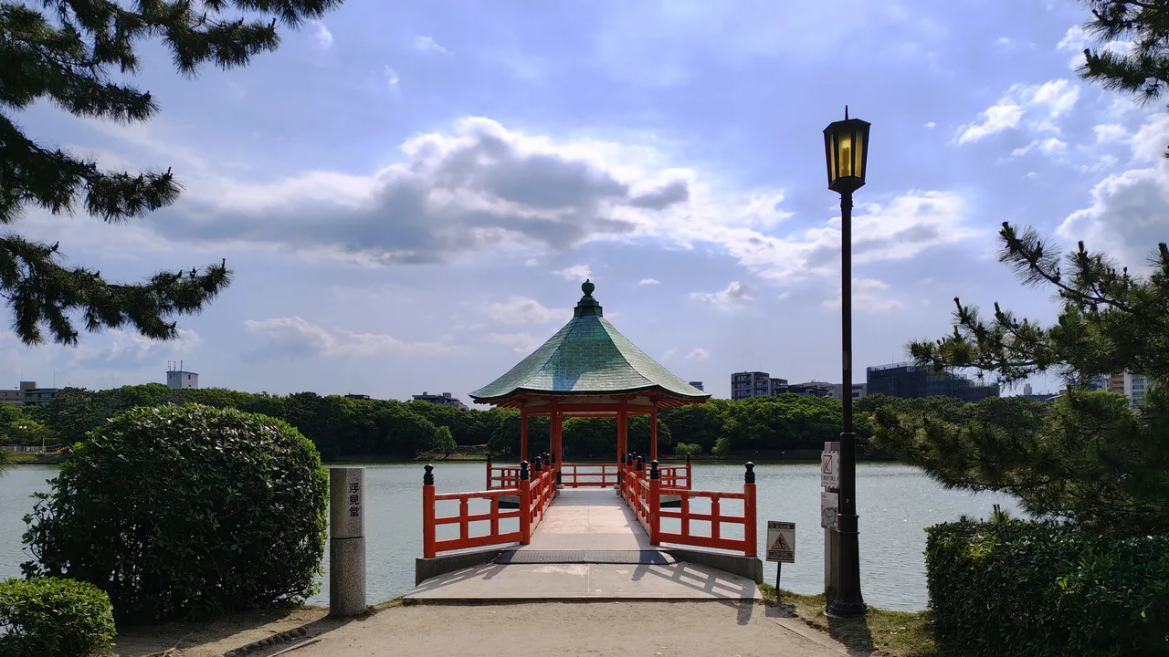 Ohori Park in Fukuoka, with its large central pond and the path around it