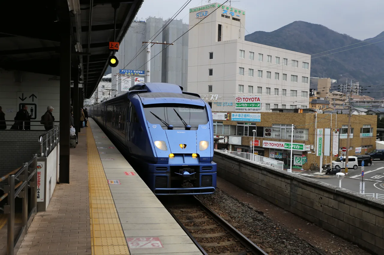 A blue 883 series Sonic limited express standing at Beppu Station