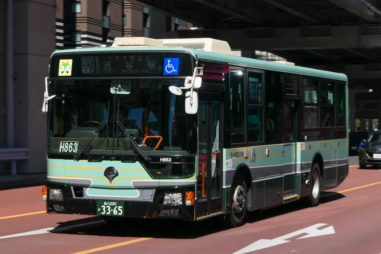 A green and white Toei bus on a Tokyo street
