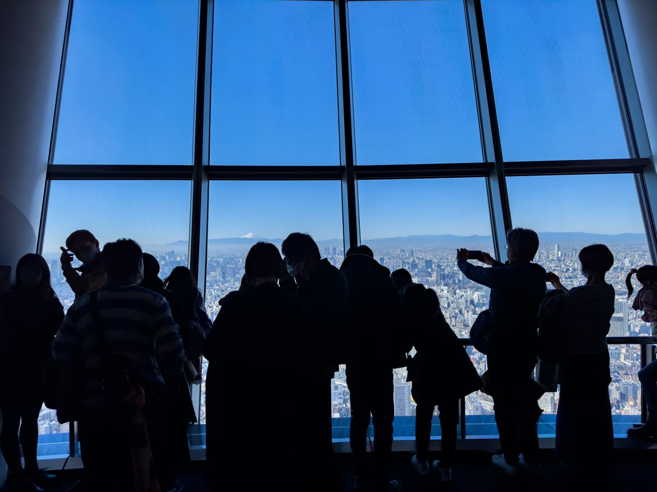 Visitors at the angled windows of the Tokyo Skytree Tembo Deck at 350 metres Visitors at the angled windows of the Tokyo Skytree Tembo Deck at 350 metres