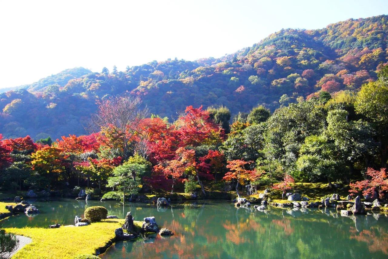 The pond garden at Tenryu-ji with the mountain rising directly behind it
