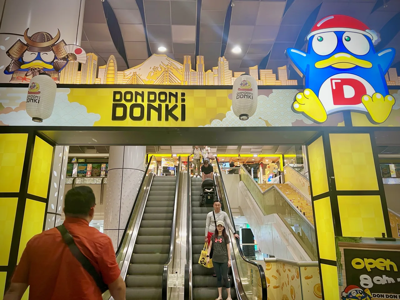 新加坡 VivoCity 商場裡的 DON DON DONKI 入口 新加坡 VivoCity 商場裡的 DON DON DONKI 入口
