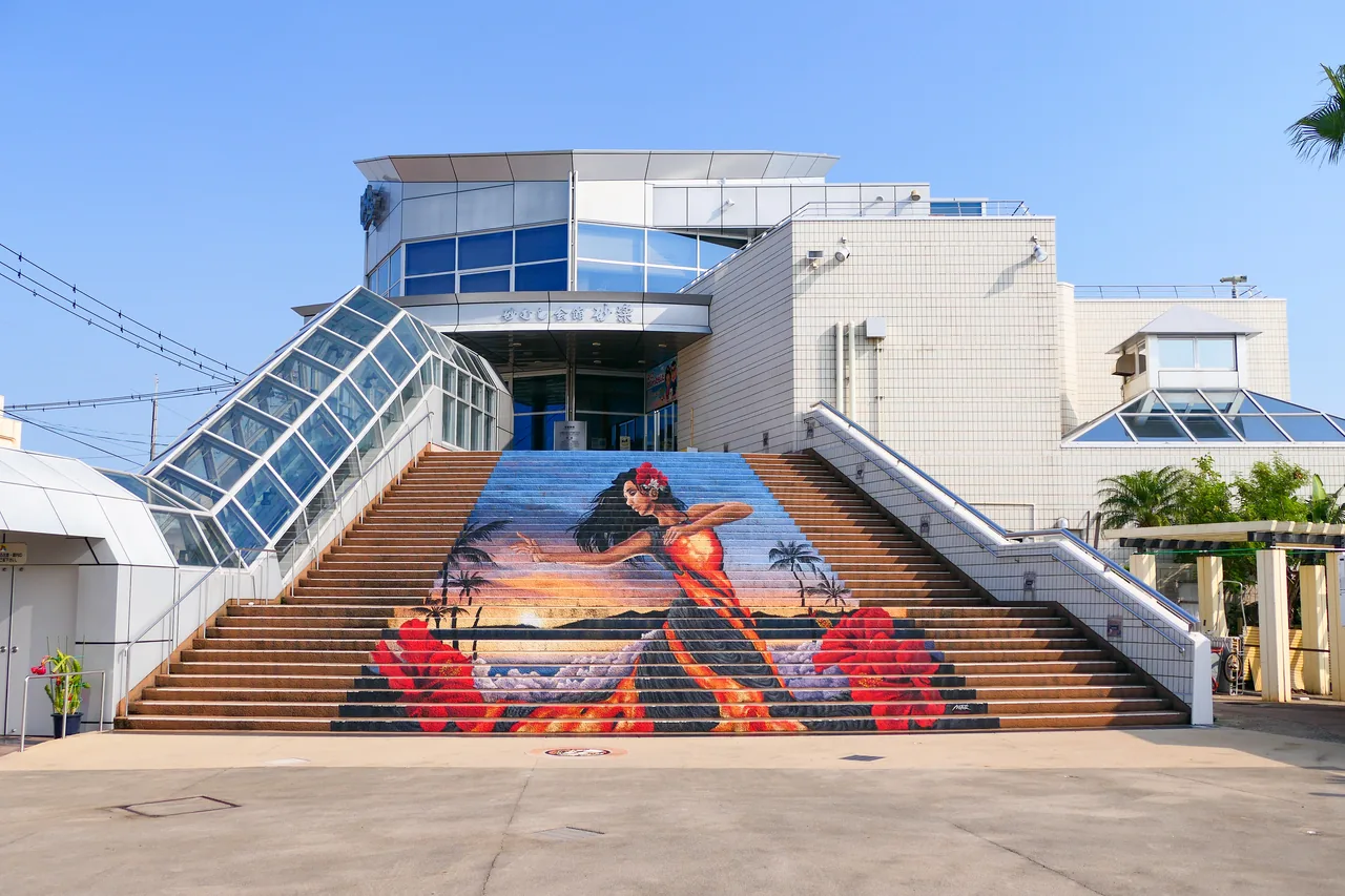 The Sunamushi Kaikan Saraku building at Ibusuki, with a mural painted across the outdoor steps
