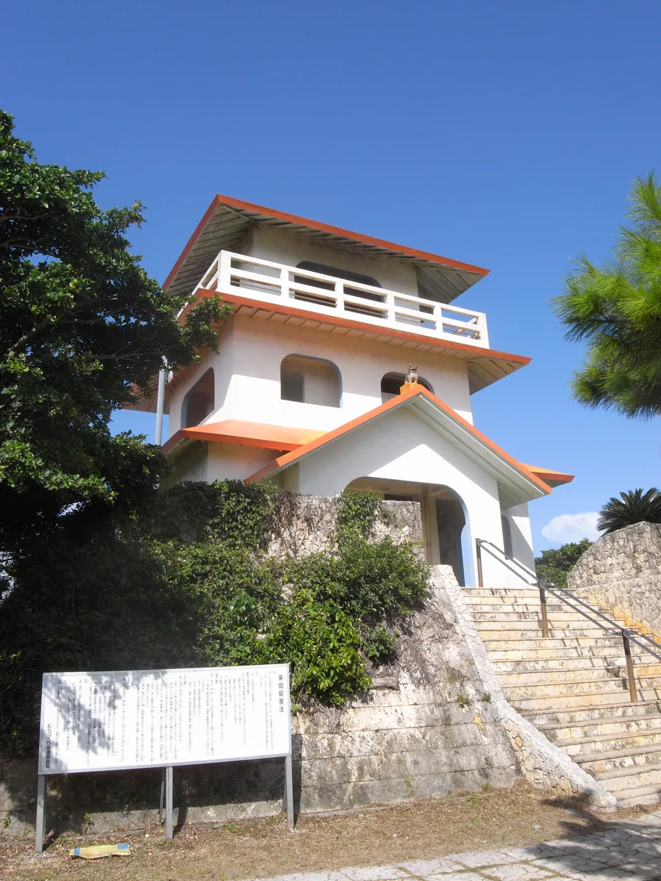 來間島上白色的龍宮城展望台建築，前面是一段階梯