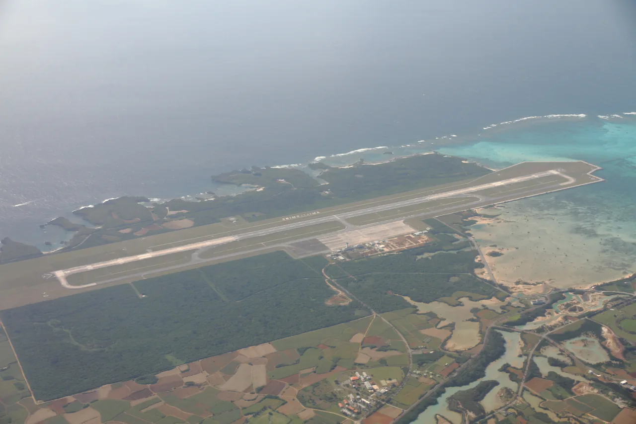 從空中看下地島機場，一條跑道橫過海邊平坦的綠地