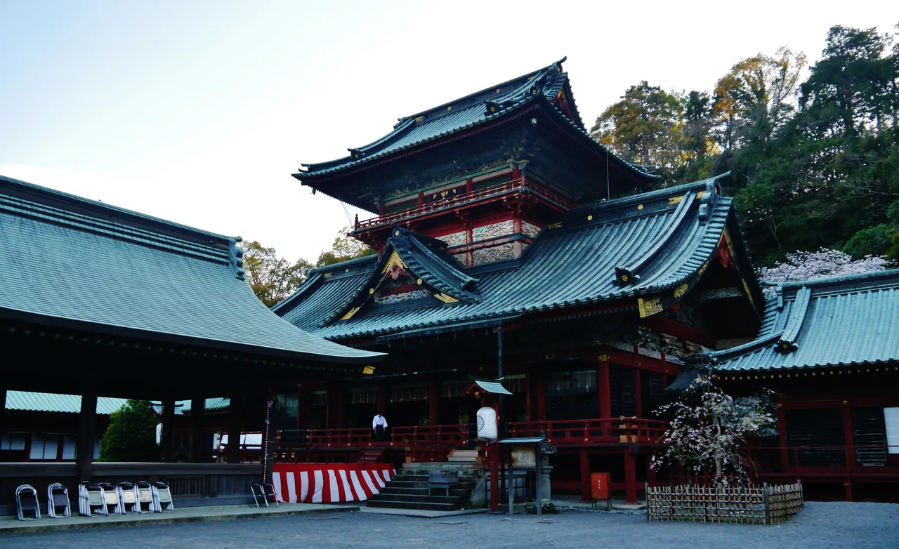 The vermilion halls and green tiled roofs of Shizuoka Sengen Shrine