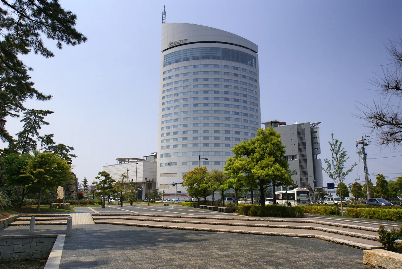 The tall hotel beside JR Takamatsu Station, seen from the open plaza in front of it The tall hotel beside JR Takamatsu Station, seen from the open plaza in front of it