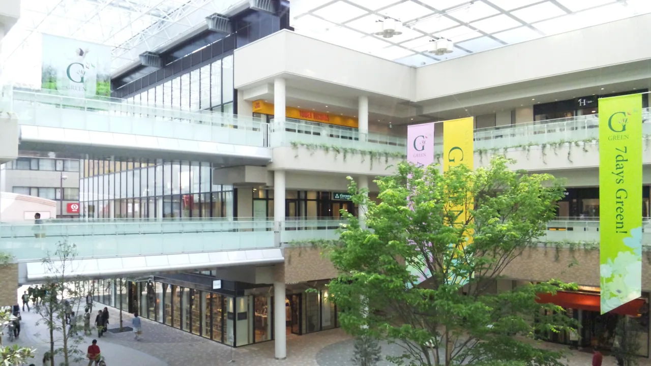 The open atrium of the Marugamecho arcade with planting and shopfronts The open atrium of the Marugamecho arcade with planting and shopfronts