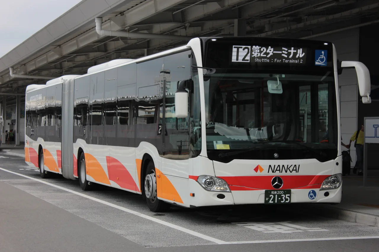 Nankai articulated bus showing T2 on its destination display
